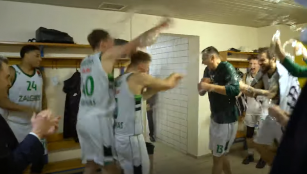 Išvyskite: „Žalgiris“ rūbinėje siautulingai atšventė P. Jankūno rekordą (VIDEO)