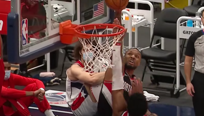 Fantastiškas D. Lillardo skrydis – gražiausias NBA nakties momentas (VIDEO)