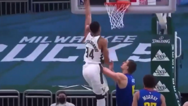 Giannis įdėjo tris kartus iš eilės likdamas vienas prieš vieną su N. Jokičiumi (VIDEO)