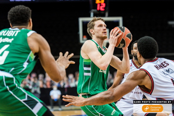 „Žalgiris“ tik po atkaklios kovos nusileido „AX Armani“ ekipai