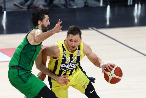 „Fenerbahče“ su grįžusiu E. Ulanovu tik paskutinėmis sekundėmis palaužė ASVEL