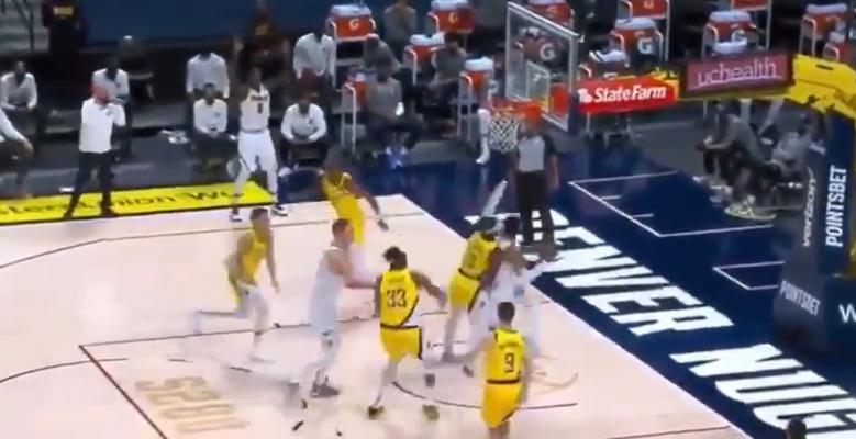 „Nuggets“ vienoje atakoje atkovojo 7 kamuolius, dusyk jį stebuklingai ištraukė, bet taškų nepelnė