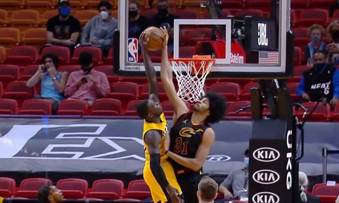 Monstriškas „Bulls“ suomio dėjimas bei J. Alleno blokas K. Nunnui – NBA Top 10 viršūnėje (VIDEO)