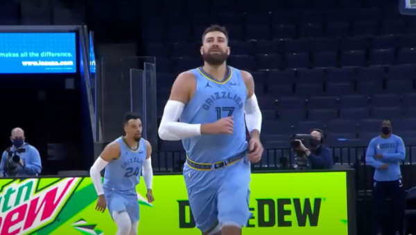 Sėkmingai žaidęs J. Valančiūnas su „Grizzlies“ pripažino „Warriors“ pranašumą (VIDEO)