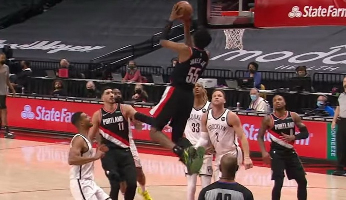 D. Lillardo bei E. Paytono sukurtos atakos „žemė–oras“ – įspūdingiausi NBA nakties momentai (VIDEO)