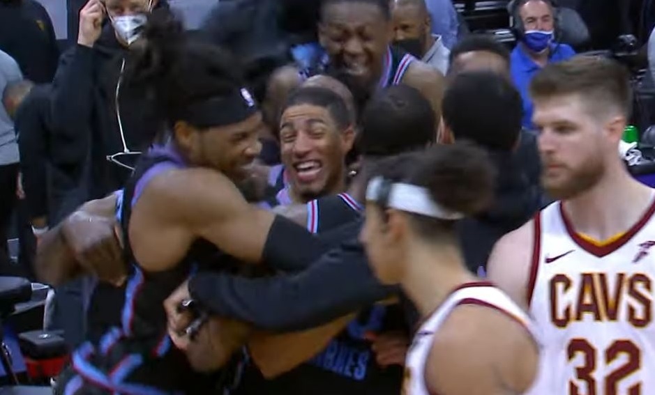 Japono R. Hachimuros dėjimas ir pergalingas H. Barneso šūvis – NBA Top 10 viršūnėje (VIDEO)