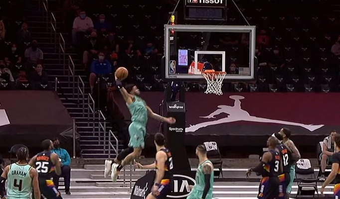 Buvusio „Lietuvos ryto“ centro dėjimas ir M. Bridgeso skrydis – įspūdingiausi NBA nakties momentai