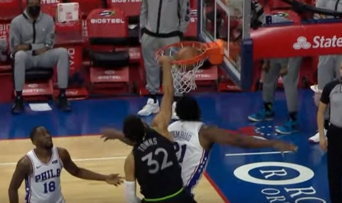 Monstriškas K.A. Townso dėjimas per J. Embiidą – NBA Top 10 viršūnėje (VIDEO)
