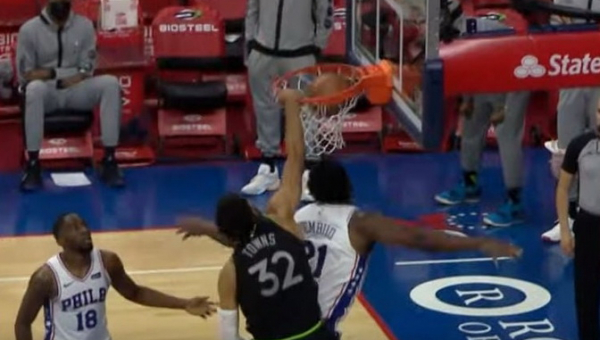 Monstriškas K.A. Townso dėjimas per J. Embiidą – NBA Top 10 viršūnėje (VIDEO)