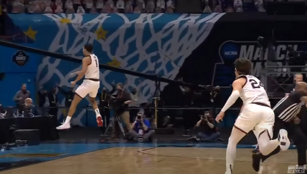 M. Arlausko universitetą į NCAA finalą atvedė fantastiškas metimas su sirena (VIDEO)