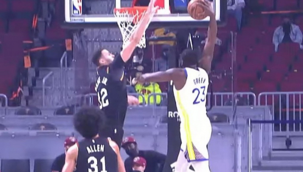 Monstriškas „Warriors“ žvaigždės dėjimas – įspūdingiausias NBA nakties momentas (VIDEO)