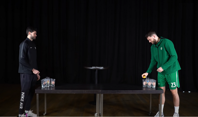 „Žalgiriečiams“ M. Gebenui ir P. Garino – nuotaikingas „waterpong“ iššūkis (VIDEO)
