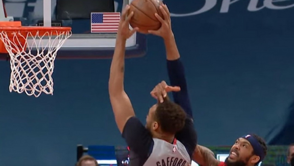 N. Jokičiaus perdavimas per nugarą ir D. Gaffordo dėjimas su pražanga – NBA Top 10 viršūnėje (VIDEO)