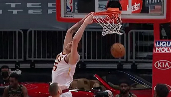 Buvusio žalgiriečio bei R. Westbrooko dėjimai – NBA Top 10 viršūnėje (VIDEO)