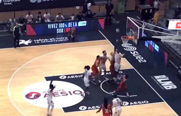 Kuriozas Prancūzijoje: krepšininkas įmušė kamuolį į krepšį ir padovanojo pergalę varžovams (VIDEO)