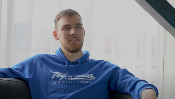 Vaikystę prisiminęs N. Giga: „Mama visą laiką buvo šalia ir tas užnugaris jausdavosi“ (VIDEO)