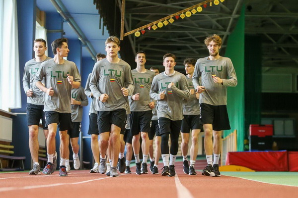 Pirmieji rengtis oficialiam čempionatui pradėjo devyniolikmečiai