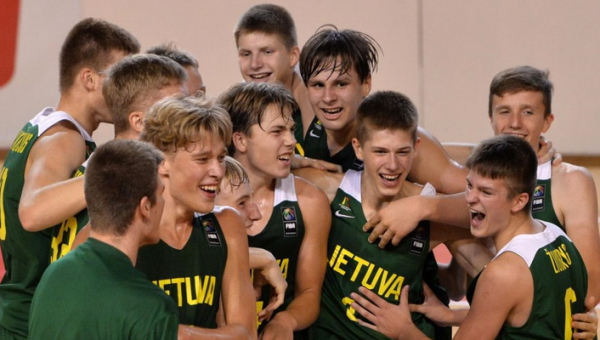 Spurtą 22:0 surengę lietuviai FIBA Challenger pusfinalyje po pratęsimo įveikė Rusiją