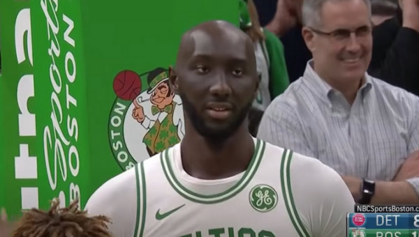 „Celtics“ sirgalių pamėgtas milžinas keliasi į Klivlandą