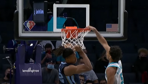 Monstriškas „Hornets“ jaunuolio dėjimas – įspūdingiausias NBA momentas (NBA rezultatai)