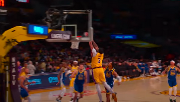 Giannio blokas bei R. Rondo ir A. Daviso ataka „žemė-oras“ – įspūdingiausi NBA momentai