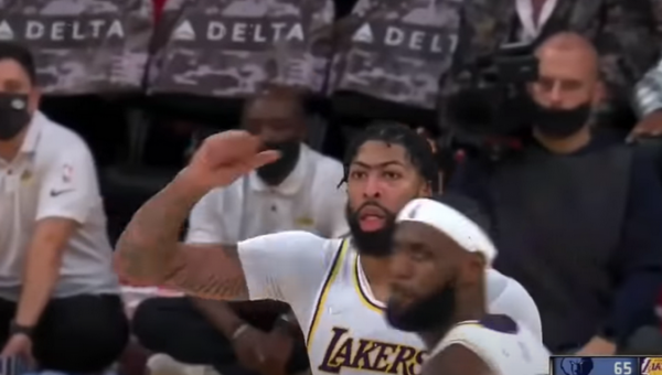 „Lakers“ nesėkmių seriją nutraukė pergalė prieš „Grizzlies“ (Kiti rezultatai)
