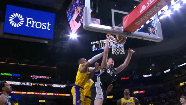 J. Poeltlo dėjimas su R. Westbrooko pražanga – įspūdingiausias NBA nakties momentas (VIDEO)