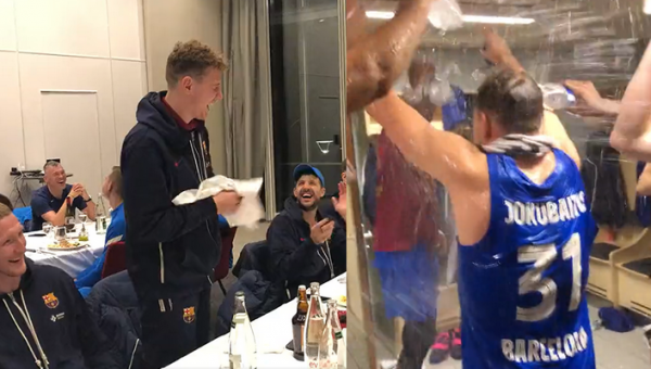 Po „Barcelona“ pergalės - maudynės rūbinėje ir tortas R. Jokubaičiui (VIDEO)
