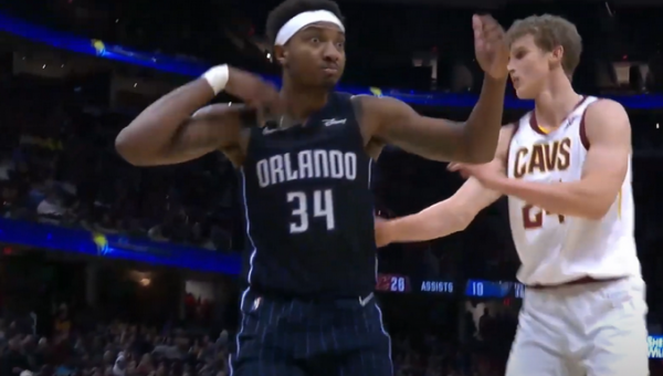 Akinius į arbitrą metęs „Magic“ centras užsidirbo solidžią baudą (VIDEO)