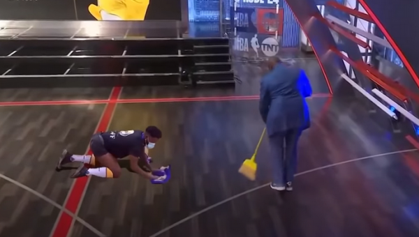 „Shaqtin' A Fool“ visiems nosį nušluostė valytojas iš Angolos (VIDEO)