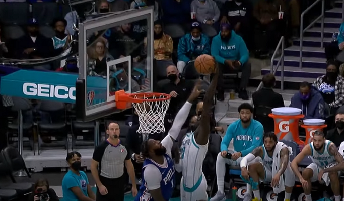 NBA Top 10: 19-mečio dėjimas per A. Drummondą bei S. Curry šūvis iš aikštės vidurio (VIDEO)