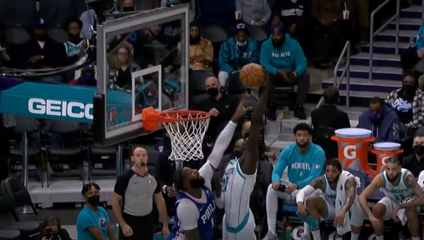 NBA Top 10: 19-mečio dėjimas per A. Drummondą bei S. Curry šūvis iš aikštės vidurio (VIDEO)