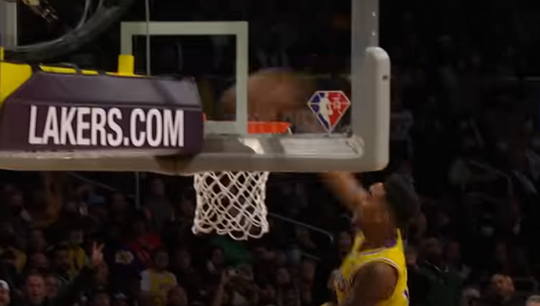 Išskirtinio grožio „Lakers“ gynėjo dėjimas – įspūdingiausias NBA nakties momentas
