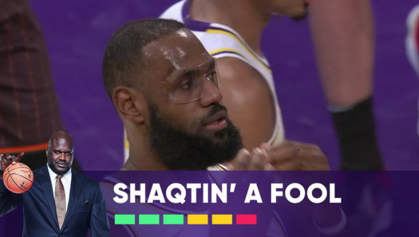 „Shaqtin' A Fool“: nukritusius akinius pasimatavęs LeBronas bei galingas dėjimas į lentą