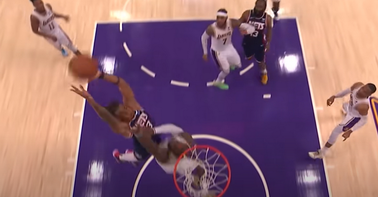 Kalėdinis NBA Top 10: krovimas per LeBroną bei įspūdingas O. Toppino dėjimas (VIDEO)