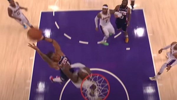 Kalėdinis NBA Top 10: krovimas per LeBroną bei įspūdingas O. Toppino dėjimas (VIDEO)