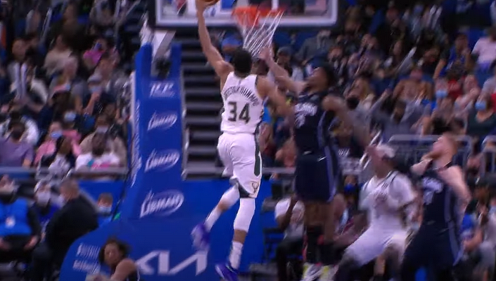 LeBrono blokas bei monstriški Giannio ir C. Martino dėjimai – įspūdingiausi NBA nakties momentai