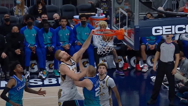 Įspūdingas D. Sabonio dėjimas per M. Plumlee – antroje vietoje tarp gražiausių NBA momentų (VIDEO)