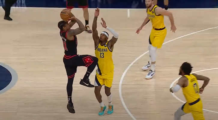 „Pacers“ nužudęs D. DeRozano šūvis bei J. Alleno dėjimas per du varžovus – įspūdingiausi nakties momentai