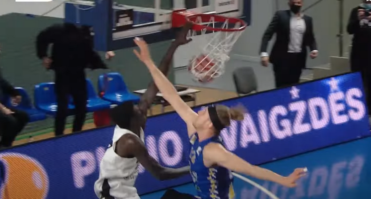Gražiausio LKL sausio epizodo autorius – skrajojantis A. Sylla (VIDEO)