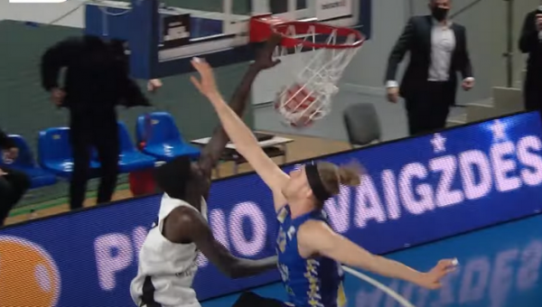 Gražiausio LKL sausio epizodo autorius – skrajojantis A. Sylla (VIDEO)