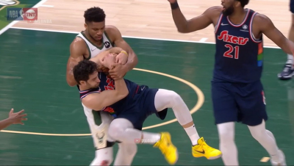 Tikras „Greek Freak“: Giannis pakėlė į orą F. Korkmazą kartu su kamuoliu (VIDEO)