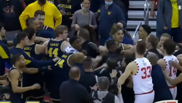 NCAA užfiksuotos masinės muštynės: treneriai kibo vienas kitam į atlapus (VIDEO)