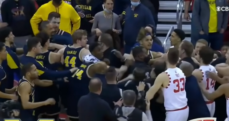 NCAA masines muštynes sukėlusi buvusi NBA žvaigždė gavo solidžią baudą ir diskvalifikaciją