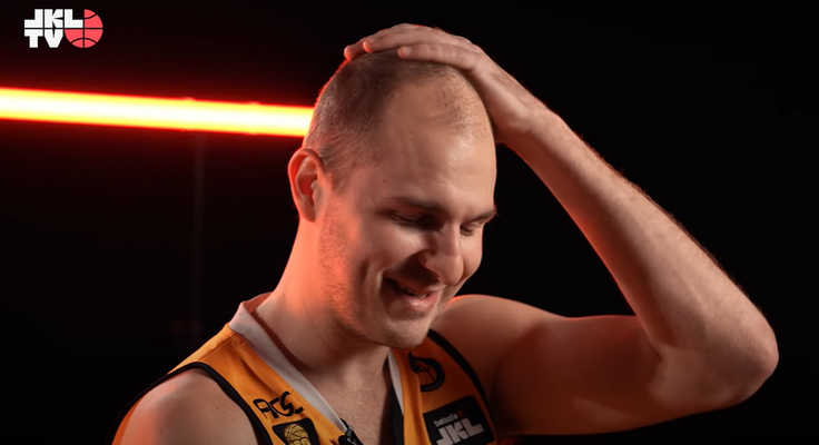J. Elmore'as: „Dauguma klausia ar man 40 metų ir tai skaudina“ (VIDEO)