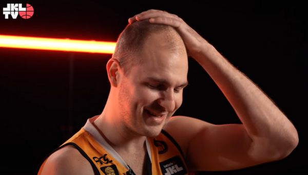 J. Elmore'as: „Dauguma klausia ar man 40 metų ir tai skaudina“ (VIDEO)
