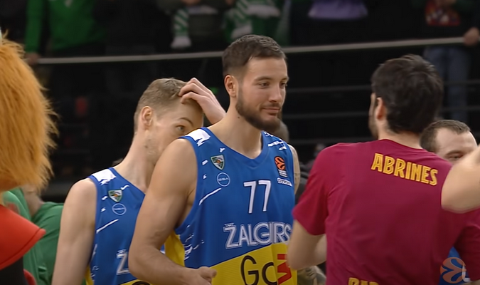 Rusijos žurnalistą prajuokino „Žalgirio“ marškinėliai: „Tai visiškai politinis klubas“