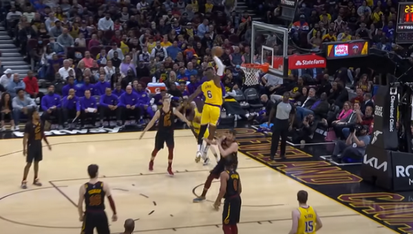 LeBrono dėjimas per savo buvusį bendražygį – įspūdingiausias NBA nakties momentas (VIDEO)