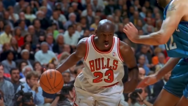 „Bulls“ savininkas: M. Jordanas negalėjo žaisti 1998-99 m. sezone, nes įsipjovė pirštą