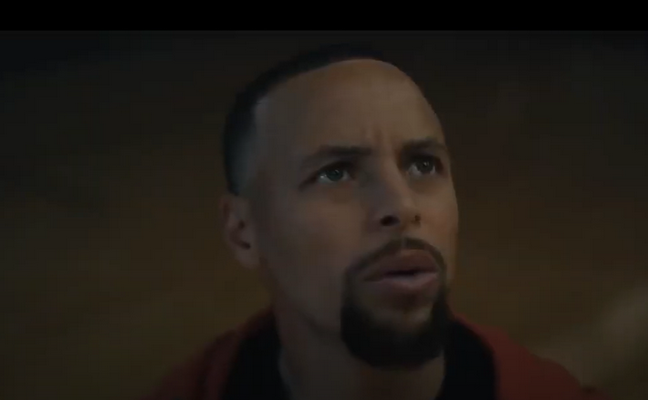 S. Curry nusifilmavo siaubo filme (VIDEO)